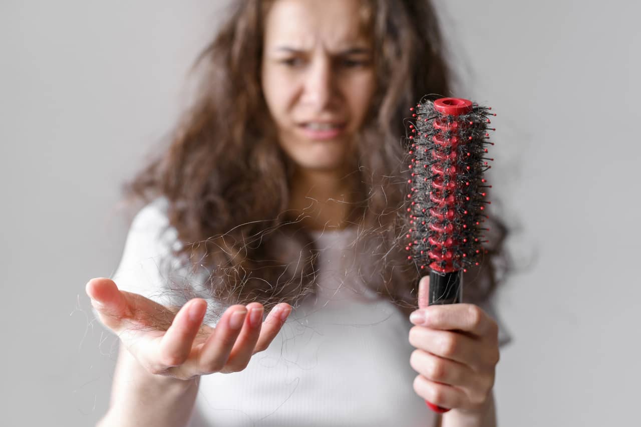 mujer con caída de cabello